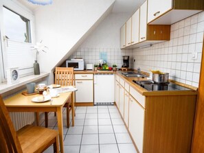 KĂŒhlschrank, Mikrowelle, Toaster, Hochstuhl