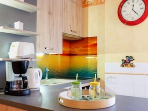 Geladeira, micro-ondas, cadeirão de bebê