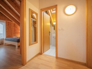 2 bedrooms, iron/ironing board, WiFi