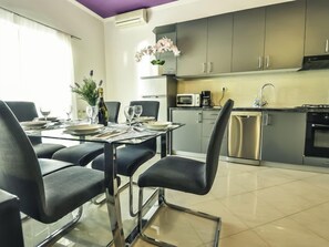 Kühlschrank, Mikrowelle, Ofen, Geschirrspüler