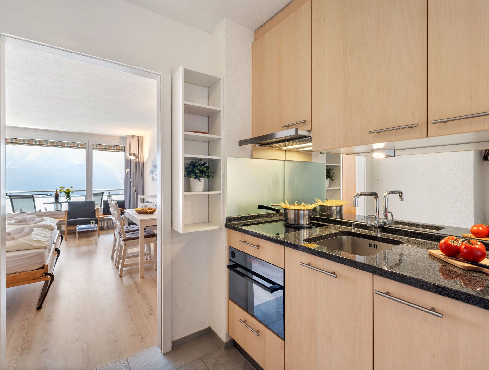 Réfrigérateur, four, batterie de cuisine, vaisselle et ustensiles