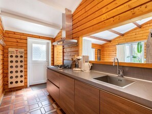 Refrigerador, microondas, lavavajillas y utensilios de cocina 