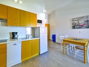 Refrigerador, microondas, lavavajillas y utensilios de cocina 