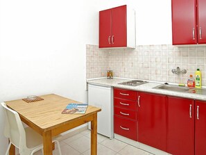 Kühlschrank, Kochgeschirr/Geschirr/Besteck, Esstisch