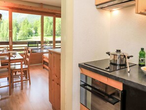 Kühlschrank, Mikrowelle, Kochgeschirr/Geschirr/Besteck