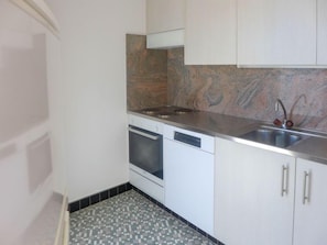 Kühlschrank, Mikrowelle, Geschirrspüler, Hochstuhl