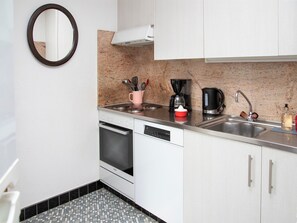 Kühlschrank, Mikrowelle, Geschirrspüler, Hochstuhl