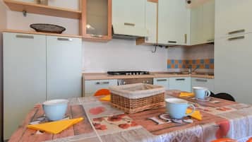 KĂŒhlschrank, Ofen, Kochgeschirr/Geschirr/Besteck, Gefrierschrank