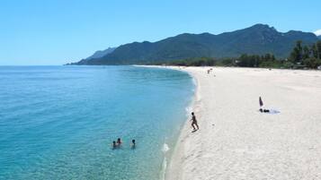 Una playa cerca