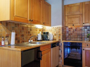 Een koelkast, een oven, een vaatwasser, een broodrooster