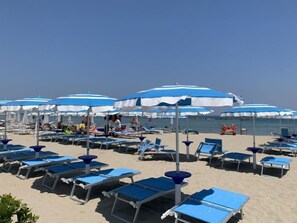 Una spiaggia nelle vicinanze