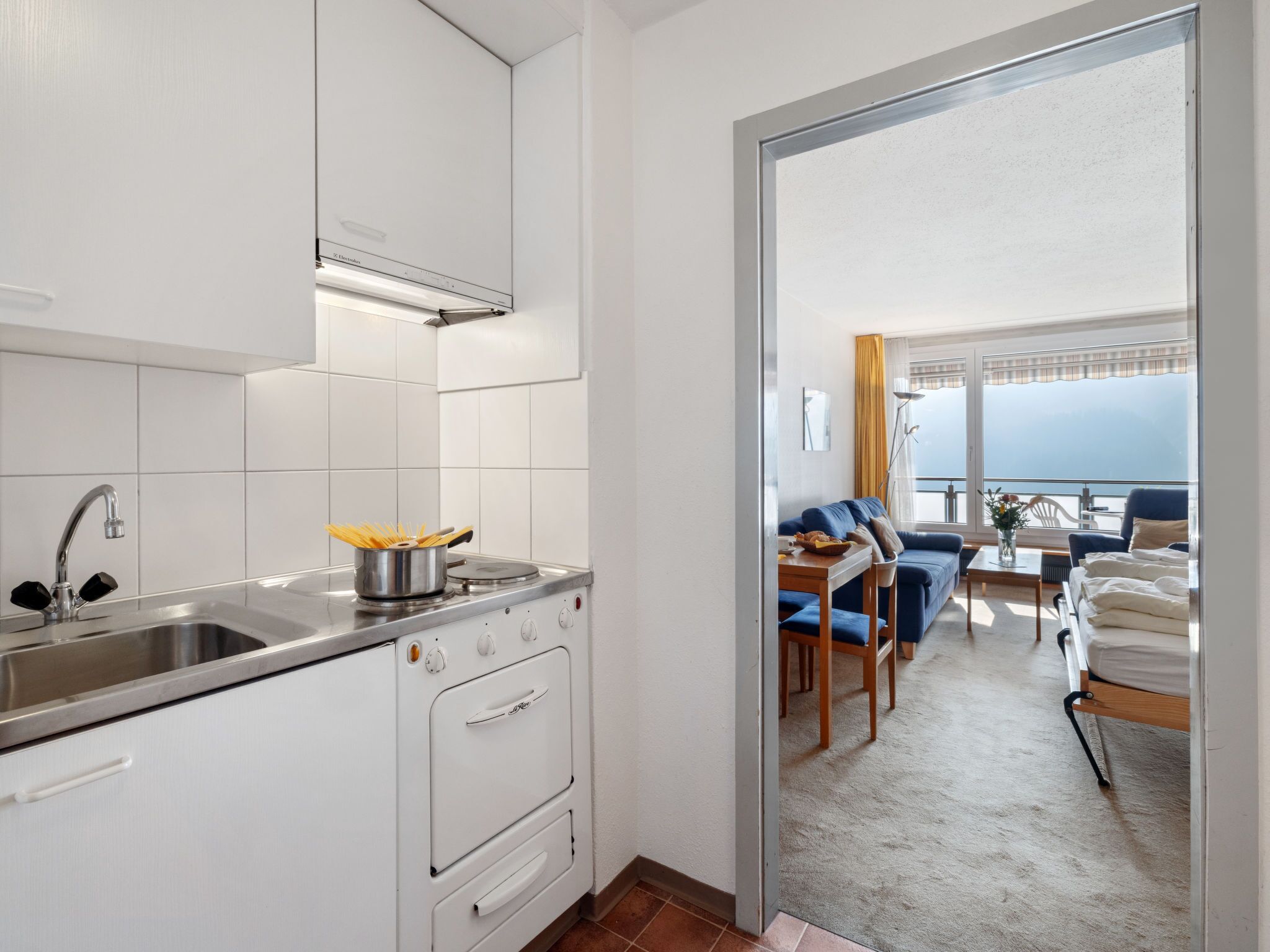 Réfrigérateur, four, batterie de cuisine, vaisselle et ustensiles