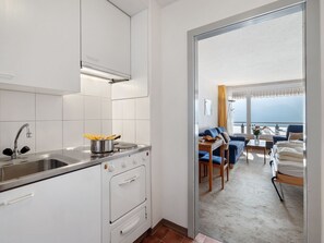 Kühlschrank, Ofen, Kochgeschirr/Geschirr/Besteck