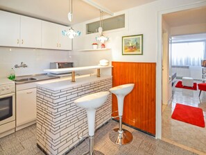 Fridge, microwave, oven, cookware/dishes/utensils - Apartment Dado by Interhome (Opatija)
