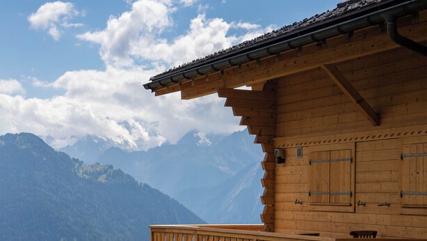 A wooden chalet with a balcony overlooking a mountainous landscape. - Pinot Gris combles by Interhome (Verbier)