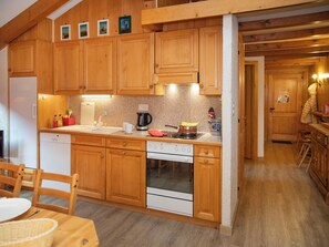 Réfrigérateur, four, lave-vaisselle, chaise haute