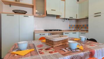 Kühlschrank, Ofen, Kochgeschirr/Geschirr/Besteck