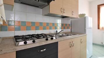 Kühlschrank, Ofen, Kochgeschirr/Geschirr/Besteck