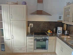 Kühlschrank, Mikrowelle, Ofen, Geschirrspüler