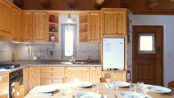 Refrigerador, horno, periquera y utensilios de cocina