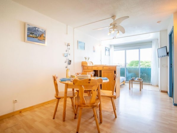 Dining - Terrasses de la Baronnie by Interhome (Le Grau du Roi)