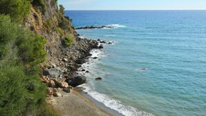 Un paysage côtier avec des falaises rocheuses et une plage.
