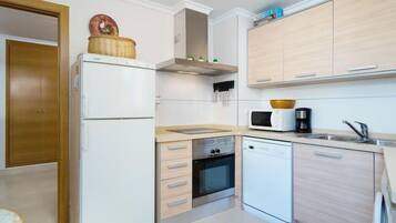 Een koelkast, een oven, een vaatwasser, een kinderstoel