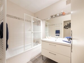 Bathroom - Les Mas de Gigaro by Interhome (La Croix-Valmer)