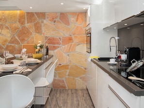 Réfrigérateur, four, lave-vaisselle, grille-pain