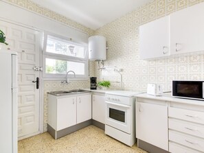 Réfrigérateur, micro-ondes, four, chaise haute