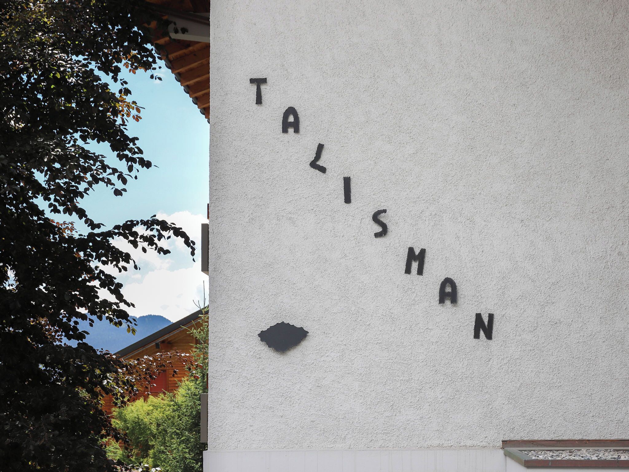 Un bâtiment dont la façade porte le mot « TALISMAN » écrit en toutes lettres.