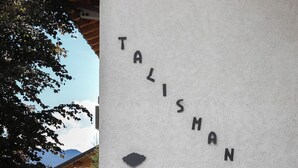 Un bâtiment dont la façade porte le mot « TALISMAN » écrit en toutes lettres.
