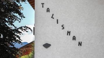 Un bâtiment dont la façade porte le mot « TALISMAN » écrit en toutes lettres.