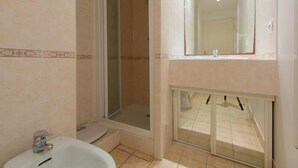 Ein Badezimmer mit Dusche, Toilette und Waschbecken.