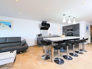 Een koelkast, een microgolfoven, een oven, een vaatwasser