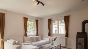 Un salon moderne avec un canapé, une table basse et une cheminée.