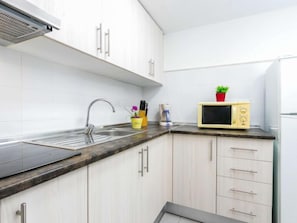 Frigorífico, microondas y utensilios de cocina