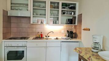 Réfrigérateur, four, batterie de cuisine, vaisselle et ustensiles