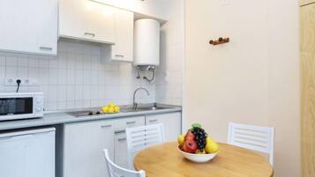 Kühlschrank, Mikrowelle, Hochstuhl, Kochgeschirr/Geschirr/Besteck