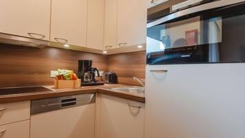 Kühlschrank, Mikrowelle, Ofen, Geschirrspüler