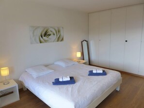 1 dormitorio, tabla de planchar con plancha, wifi