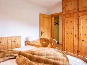 2 bedrooms, desk, iron/ironing board, WiFi - Chesa Clüs 6 by Interhome (Zuoz)