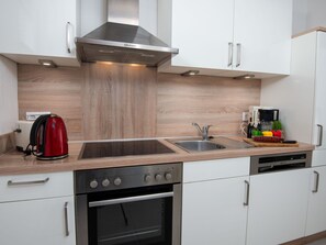 Kühlschrank, Mikrowelle, Ofen, Geschirrspüler