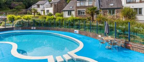 Innendørsbasseng og et oppvarmet basseng