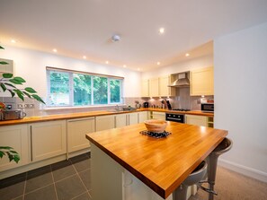 Kjøleskap, mikrobølgeovn, ovn og høy barnestol