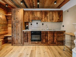 Kühlschrank, Ofen, Toaster, Kochgeschirr/Geschirr/Besteck