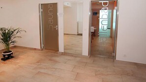 A hallway with glass doors labeled "Dunes" and "Enbark". - Alpenland by Interhome (Seefeld in Tirol)