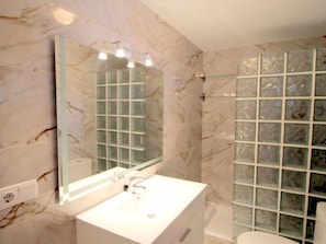 SĂšche-cheveux, serviettes fournies