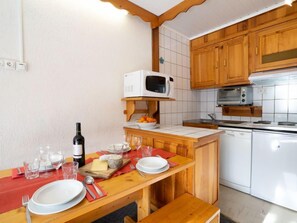 Fridge, microwave, dishwasher, cookware/dishes/utensils - Le Slalom (Val Claret) by Interhome (Tignes)