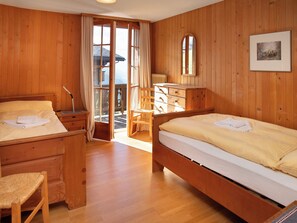 2 bedrooms, iron/ironing board, WiFi